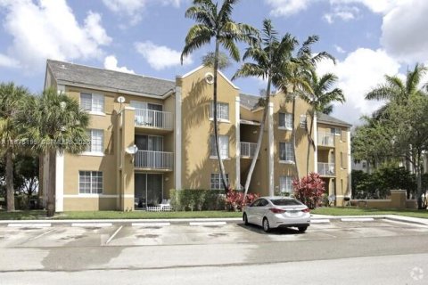 Condo in Pembroke Pines, Florida, 2 bedrooms  № 2036311 - photo 2