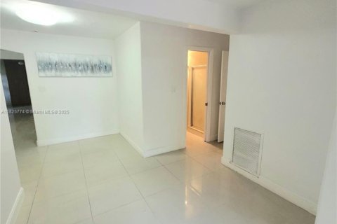 House in Hallandale Beach, Florida 3 bedrooms, 149.2 sq.m. № 1794134 - photo 21