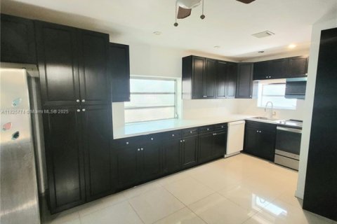 House in Hallandale Beach, Florida 3 bedrooms, 149.2 sq.m. № 1794134 - photo 15