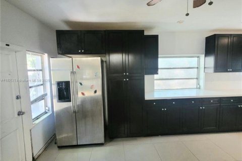 House in Hallandale Beach, Florida 3 bedrooms, 149.2 sq.m. № 1794134 - photo 14