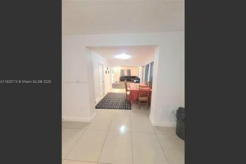 House in Hallandale Beach, Florida 3 bedrooms, 149.2 sq.m. № 1794134 - photo 18
