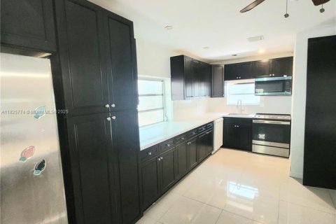 House in Hallandale Beach, Florida 3 bedrooms, 149.2 sq.m. № 1794134 - photo 16