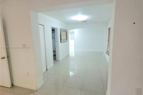 House in Hallandale Beach, Florida 3 bedrooms, 149.2 sq.m. № 1794134 - photo 17