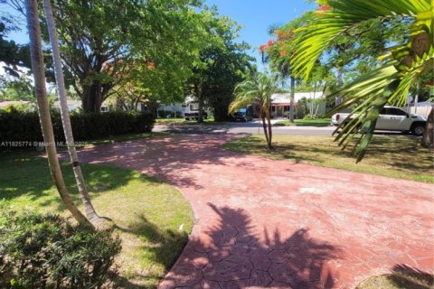 House in Hallandale Beach, Florida 3 bedrooms, 149.2 sq.m. № 1794134 - photo 2