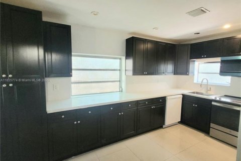 House in Hallandale Beach, Florida 3 bedrooms, 149.2 sq.m. № 1794134 - photo 13