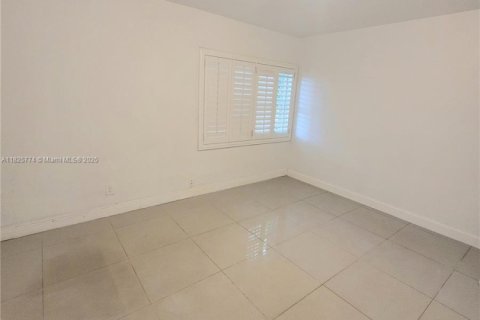 House in Hallandale Beach, Florida 3 bedrooms, 149.2 sq.m. № 1794134 - photo 24