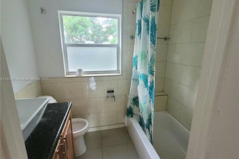 House in Hallandale Beach, Florida 3 bedrooms, 149.2 sq.m. № 1794134 - photo 28