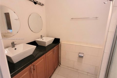 House in Hallandale Beach, Florida 3 bedrooms, 149.2 sq.m. № 1794134 - photo 27