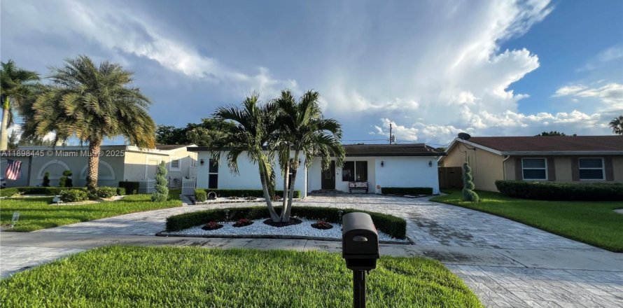 House in Sunrise, Florida 3 bedrooms, 96.99 sq.m. № 1952930