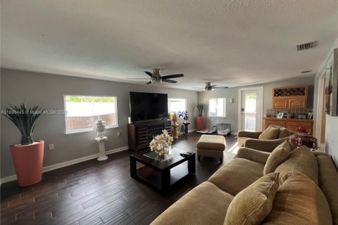 House in Sunrise, Florida 3 bedrooms, 96.99 sq.m. № 1952930 - photo 17