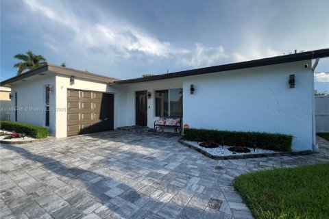 House in Sunrise, Florida 3 bedrooms, 96.99 sq.m. № 1952930 - photo 2