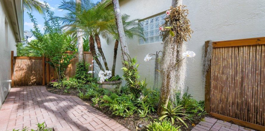 House in Wellington, Florida 3 bedrooms, 212.37 sq.m. № 1073667