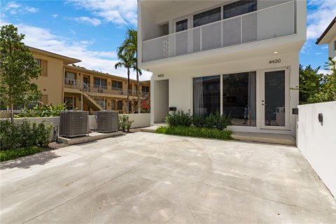Casa en alquiler en Miami, Florida, 3 dormitorios, 112.41 m2 № 1781494 - foto 4