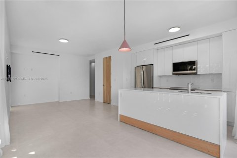 Casa en alquiler en Miami, Florida, 3 dormitorios, 112.41 m2 № 1781494 - foto 15