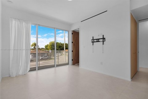 Casa en alquiler en Miami, Florida, 3 dormitorios, 112.41 m2 № 1781494 - foto 30