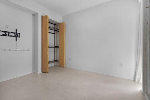 Casa en alquiler en Miami, Florida, 3 dormitorios, 112.41 m2 № 1781494 - foto 24