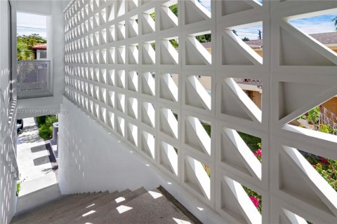 Casa en alquiler en Miami, Florida, 3 dormitorios, 112.41 m2 № 1781494 - foto 13