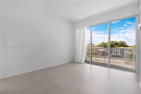 Casa en alquiler en Miami, Florida, 3 dormitorios, 112.41 m2 № 1781494 - foto 29