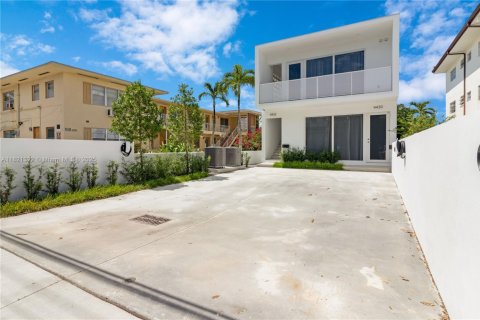 Casa en alquiler en Miami, Florida, 3 dormitorios, 112.41 m2 № 1781494 - foto 3