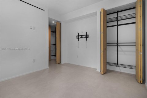 Casa en alquiler en Miami, Florida, 3 dormitorios, 112.41 m2 № 1781494 - foto 23