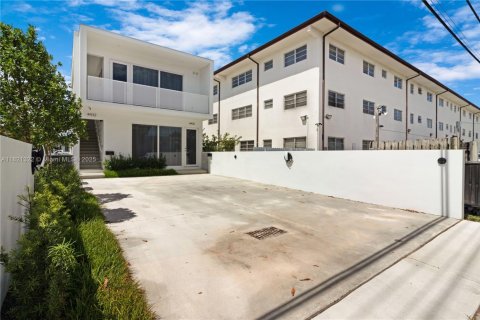 Casa en alquiler en Miami, Florida, 3 dormitorios, 112.41 m2 № 1781494 - foto 2