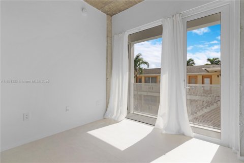 Casa en alquiler en Miami, Florida, 3 dormitorios, 112.41 m2 № 1781494 - foto 26