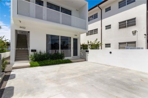 Casa en alquiler en Miami, Florida, 3 dormitorios, 112.41 m2 № 1781494 - foto 5