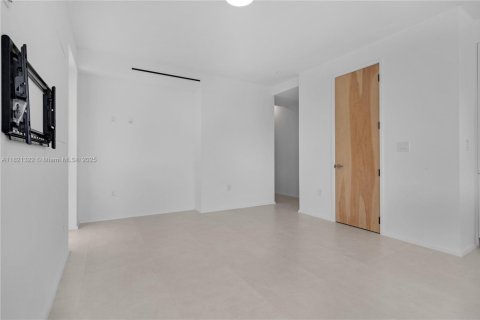 Casa en alquiler en Miami, Florida, 3 dormitorios, 112.41 m2 № 1781494 - foto 21