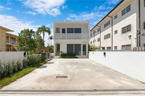 Casa en alquiler en Miami, Florida, 3 dormitorios, 112.41 m2 № 1781494 - foto 1