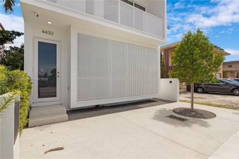 Casa en alquiler en Miami, Florida, 3 dormitorios, 112.41 m2 № 1781494 - foto 9