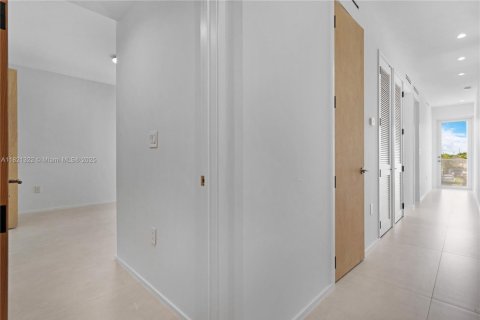Casa en alquiler en Miami, Florida, 3 dormitorios, 112.41 m2 № 1781494 - foto 22