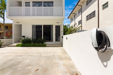 Casa en alquiler en Miami, Florida, 3 dormitorios, 112.41 m2 № 1781494 - foto 7
