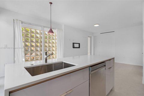 Casa en alquiler en Miami, Florida, 3 dormitorios, 112.41 m2 № 1781494 - foto 19