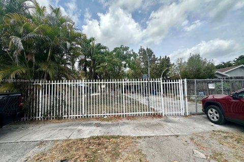 Casa en venta en Miami, Florida, 4 dormitorios, 104.61 m2 № 1938579 - foto 16