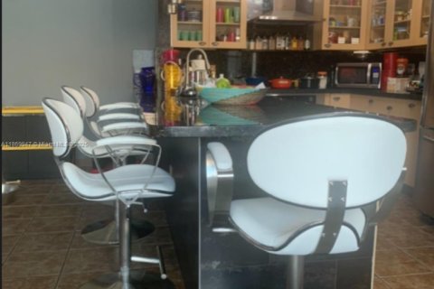 House in Miami, Florida 3 bedrooms, 176.42 sq.m. № 1921589 - photo 9