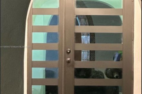 House in Miami, Florida 3 bedrooms, 176.42 sq.m. № 1921589 - photo 10