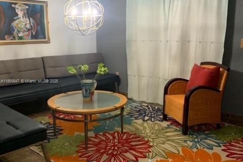 House in Miami, Florida 3 bedrooms, 176.42 sq.m. № 1921589 - photo 13