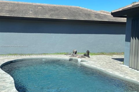 House in Miami, Florida 3 bedrooms, 176.42 sq.m. № 1921589 - photo 6