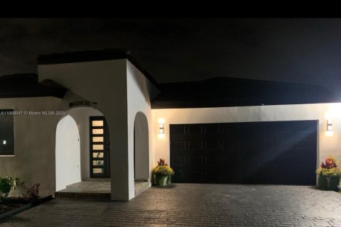 House in Miami, Florida 3 bedrooms, 176.42 sq.m. № 1921589 - photo 2