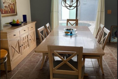 House in Miami, Florida 3 bedrooms, 176.42 sq.m. № 1921589 - photo 11