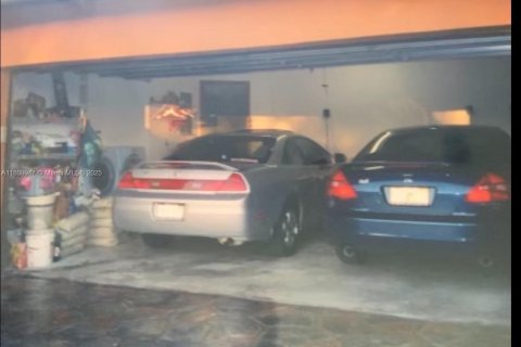 House in Miami, Florida 3 bedrooms, 176.42 sq.m. № 1921589 - photo 14