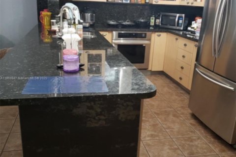 House in Miami, Florida 3 bedrooms, 176.42 sq.m. № 1921589 - photo 8