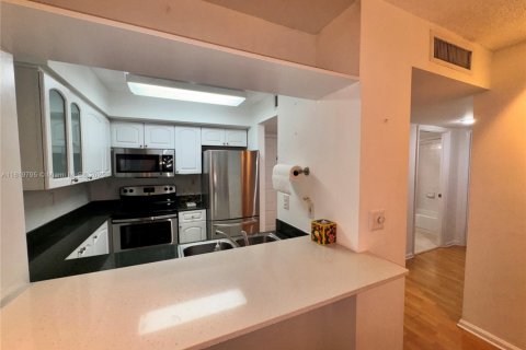Condo in Coral Gables, Florida, 2 bedrooms  № 1777813 - photo 6