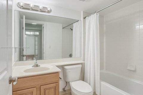 Condo in Coral Gables, Florida, 2 bedrooms  № 1777813 - photo 12