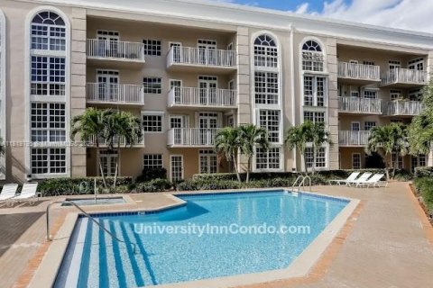 Condo in Coral Gables, Florida, 2 bedrooms  № 1777813 - photo 1