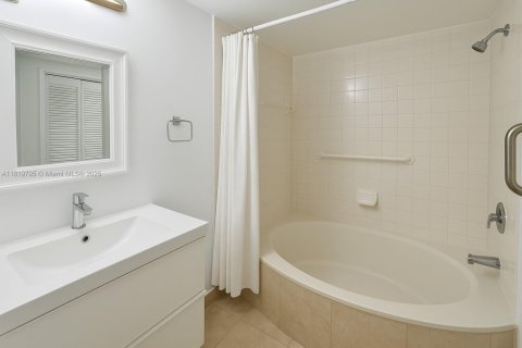 Condo in Coral Gables, Florida, 2 bedrooms  № 1777813 - photo 9