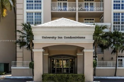 Condo in Coral Gables, Florida, 2 bedrooms  № 1777813 - photo 18