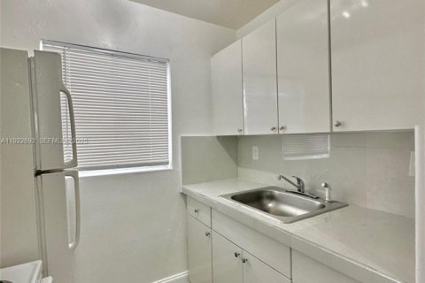 Снять в аренду квартиру в Майами, Флорида 1 спальня, 60.39м2, № 1976508 - фото 2