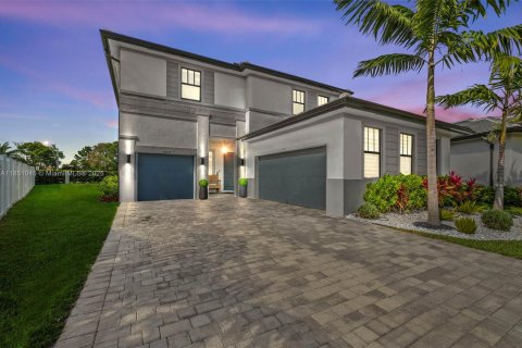 House in Miramar, Florida 5 bedrooms, 314.1 sq.m. № 1871779 - photo 1