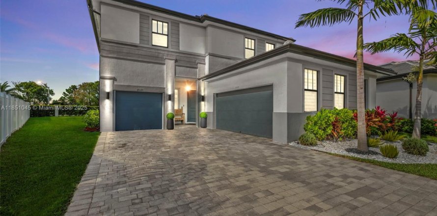 House in Miramar, Florida 5 bedrooms, 314.1 sq.m. № 1871779